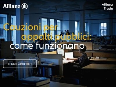 Un'impiegata lavora alla propria scrivania in un ufficio
