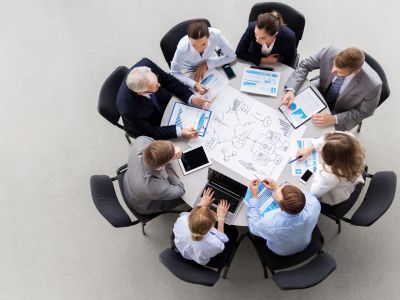 Team di professionisti con schema durante un meeting discutono in ufficio