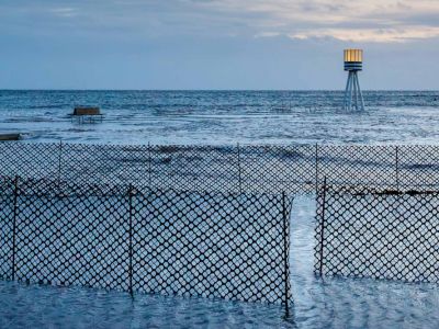 Faro a largo di una spiaggia
