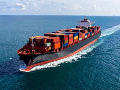 Nave cargo in mezzo al mare