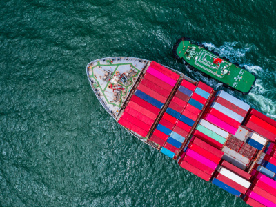 Nave cargo in mare vista dall'alto