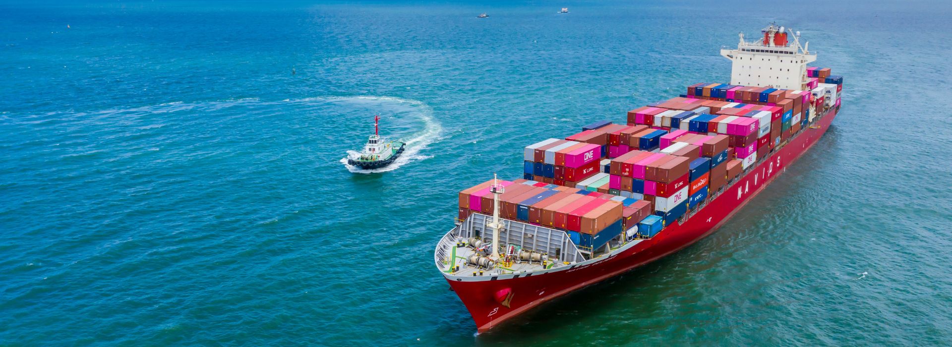 Nave cargo in mezzo al mare 
