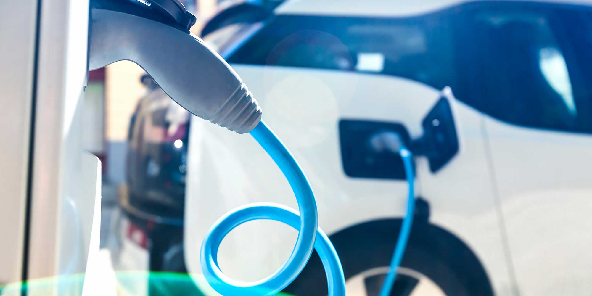 Samochód podpięty do ładowarki