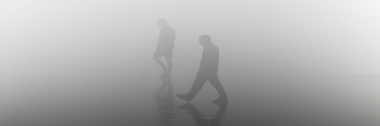 Webinar Allianz Trade in Middle East. Two people walking in fog