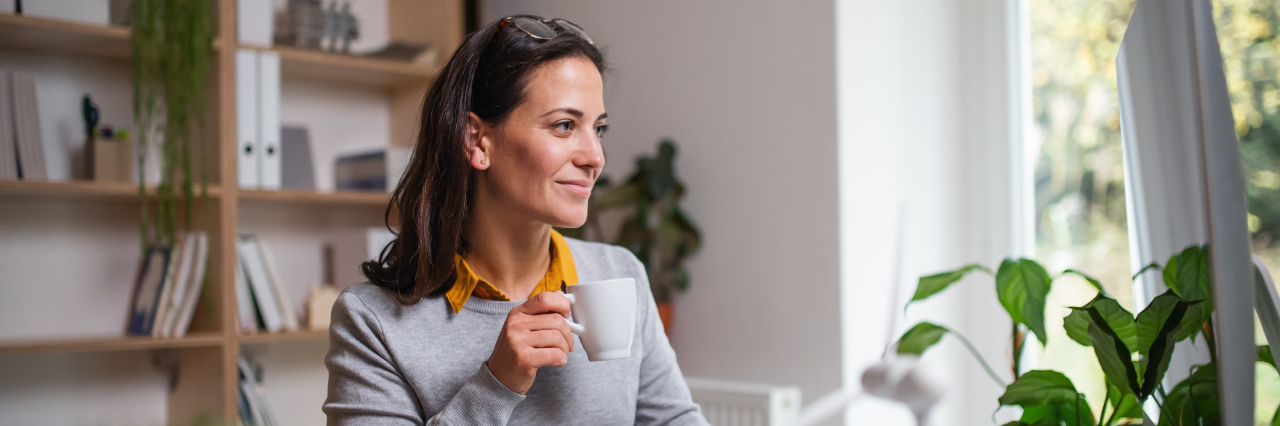 woman holding a coffe cup