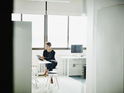 Une entrepreneure travaille sur son ordinateur dans son bureau.