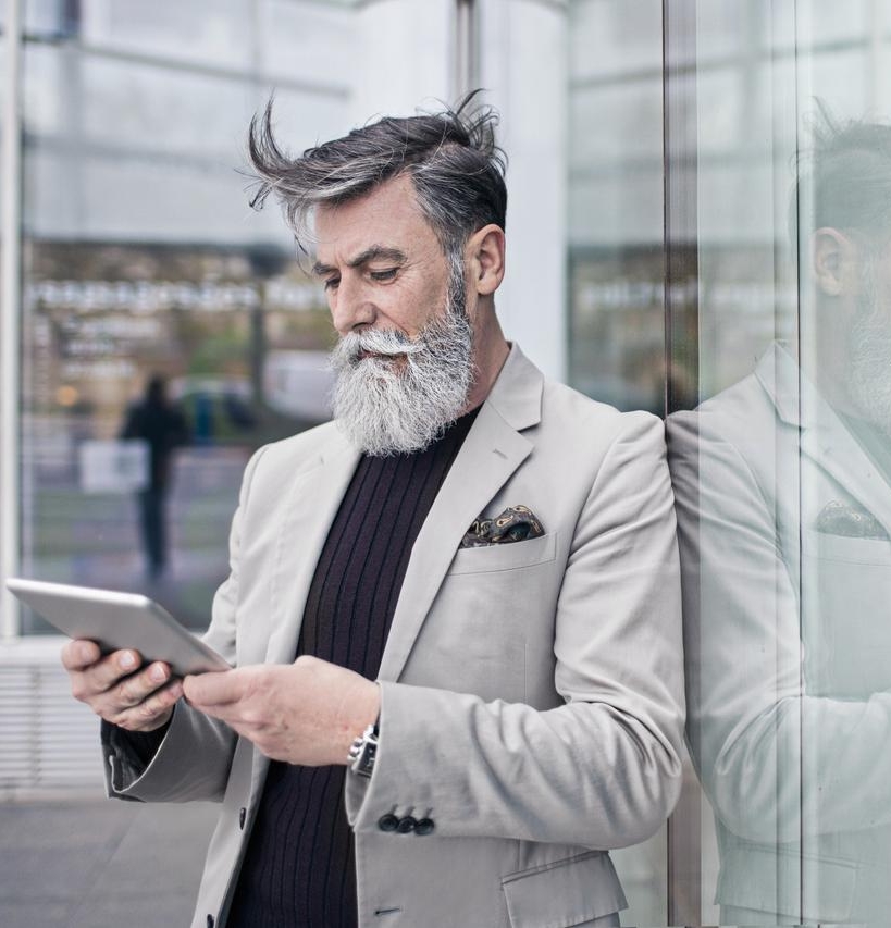 Un entrepreneur consultant des données sur une tablette