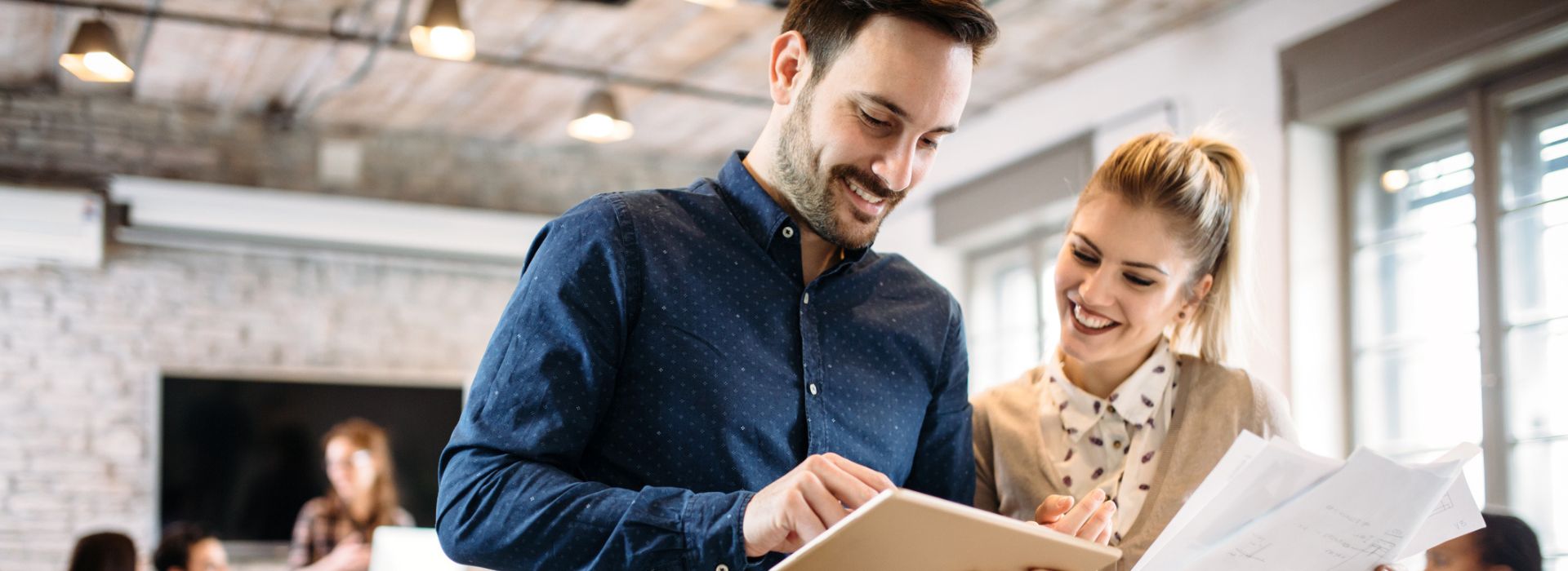 Due imprenditori utilizzano il servizio Grade Check per consultare il Grade dei loro partner commerciali