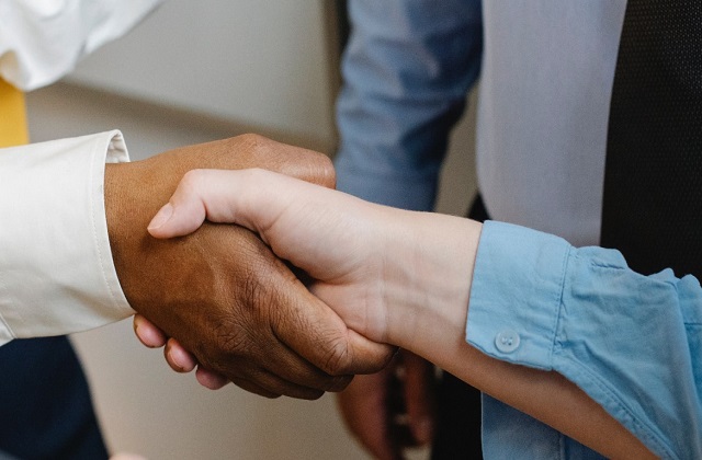 Stretta di mano tra assicuratore e cliente