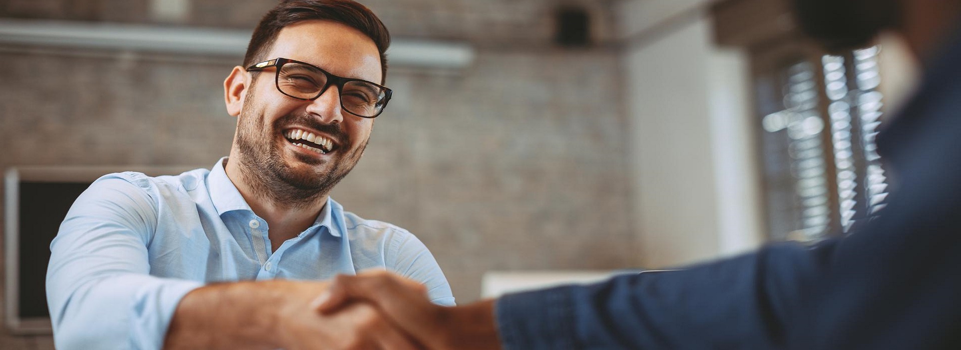 Cliente e assicuratore si stringono la mano