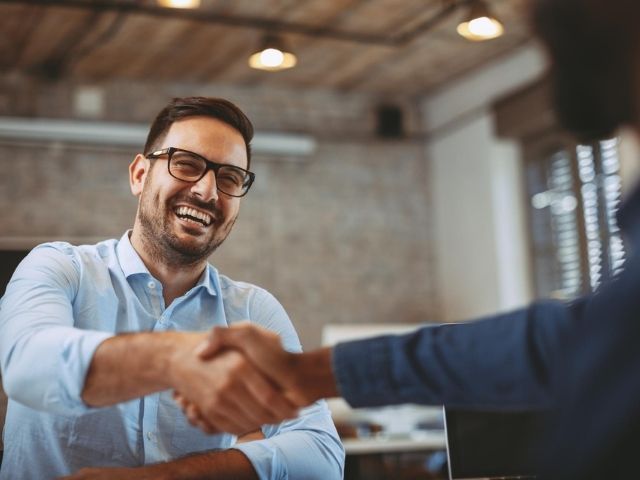 Un cliente e un imprenditore si stringono la mano