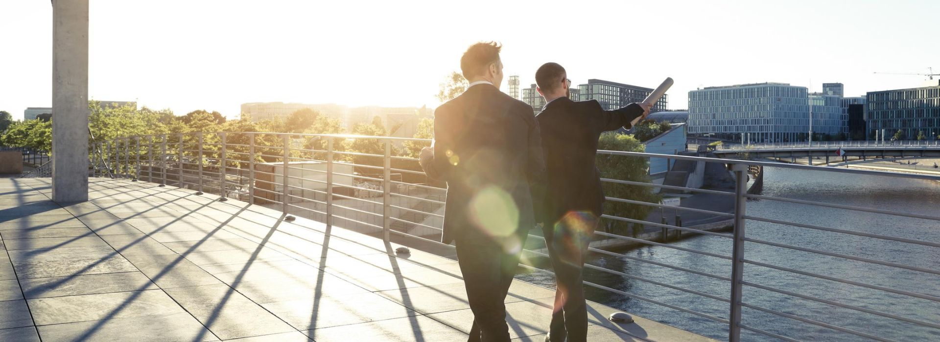 Due colleghi passeggiano nel distretto finanziario della città