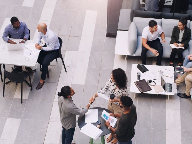 Panoramica di professionisti mentre parlano e si incontrano a una conferenza nei loro uffici