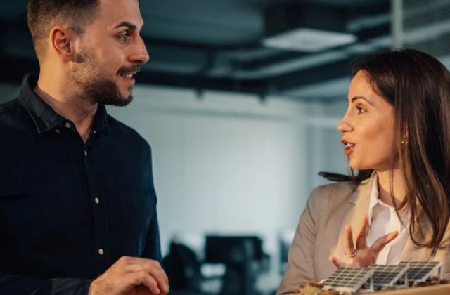 Due professionisti discutono di lavoro