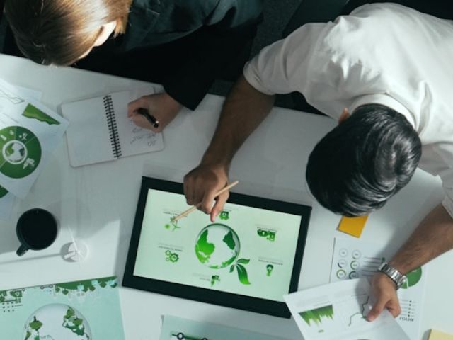 Due colleghi analizzano dati del business relativi alla sostenibilità
