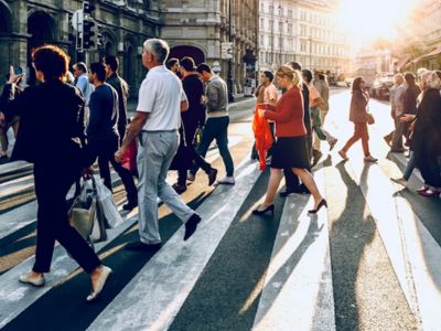 Tante persone camminano sulle strisce pedonali