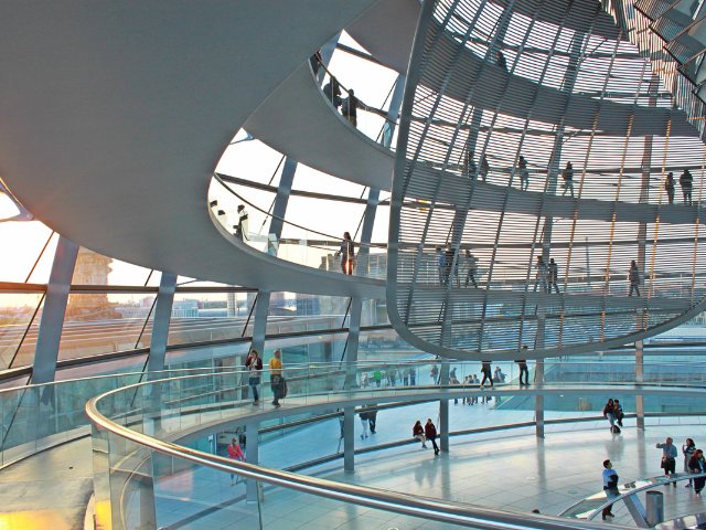 Interno della cupola del Palazzo del Reichstag