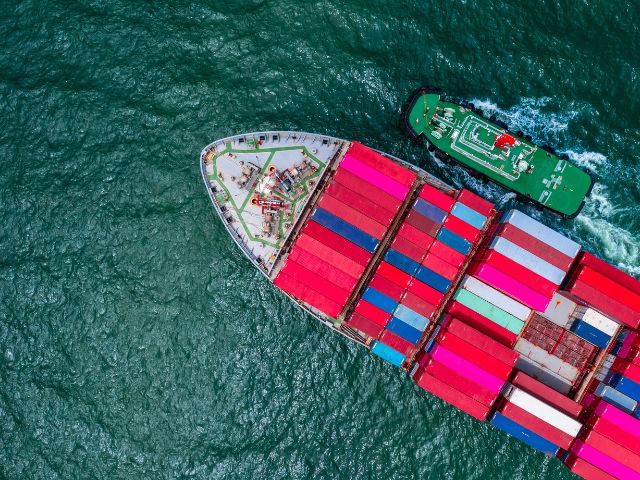 Nave cargo in navigazione vista dall'alto