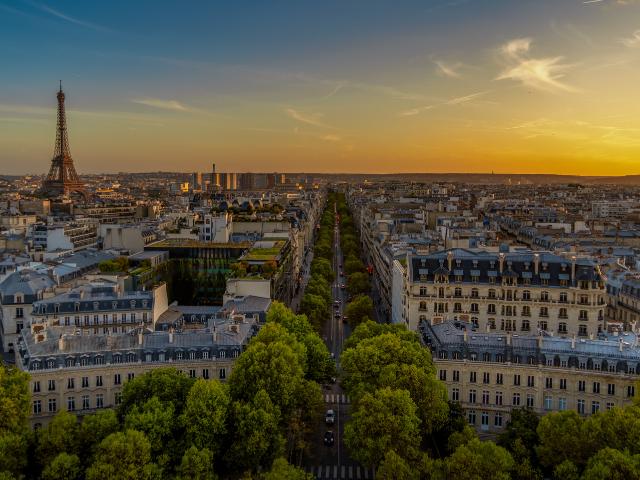 Vista di Parigi al tramonto