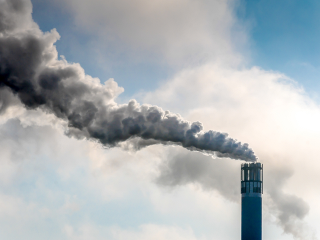 Impianto di scarico di un'industria con fumo grigio