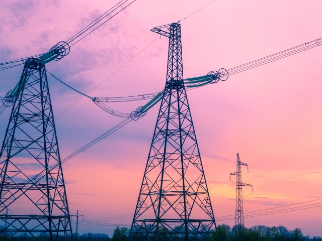 Tralicci elettrici al tramonto