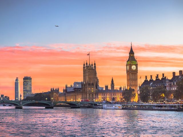 Vista di Londra dal Tamigi al tramonto