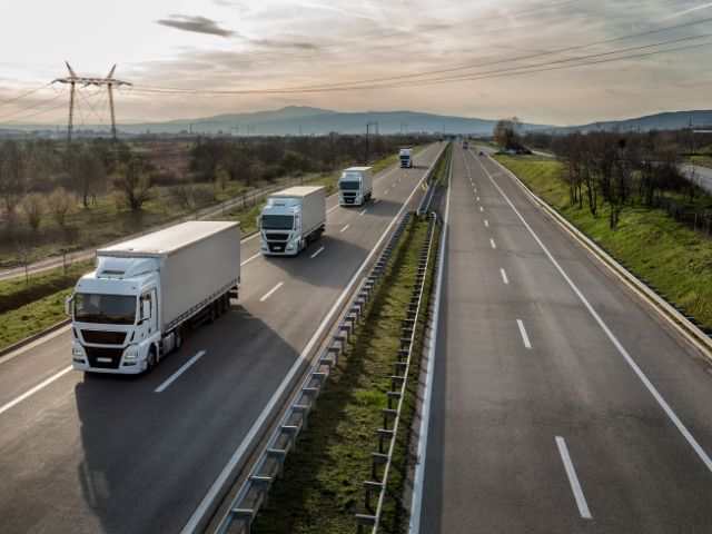 Autocarri che percorrono un'autostrada