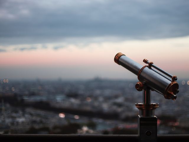Telescopio puntato sul panorama della città