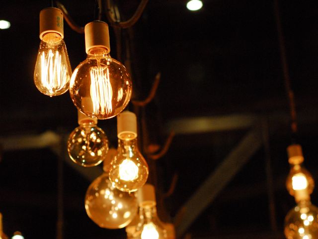 Fila di lampadine accese