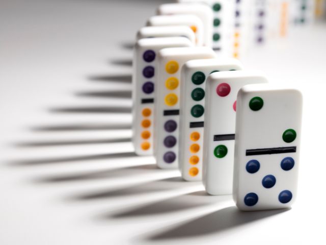 Tessere del domino allineate una dietro l'altra