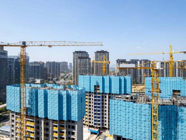 Grandi palazzi moderni in costruzione