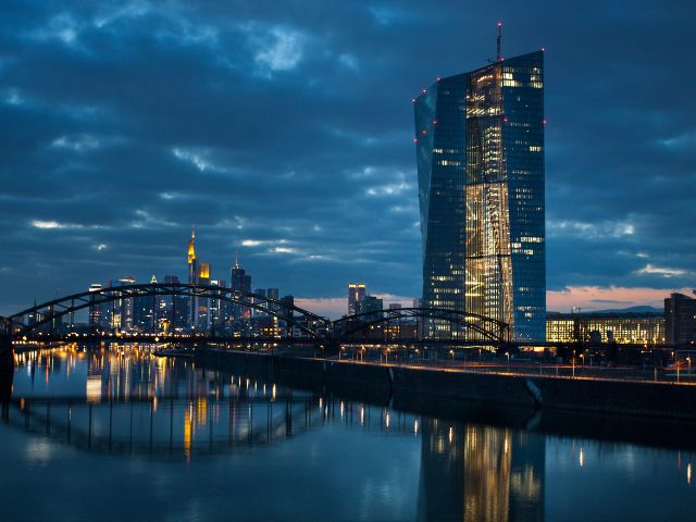 Vista di Francoforte di sera