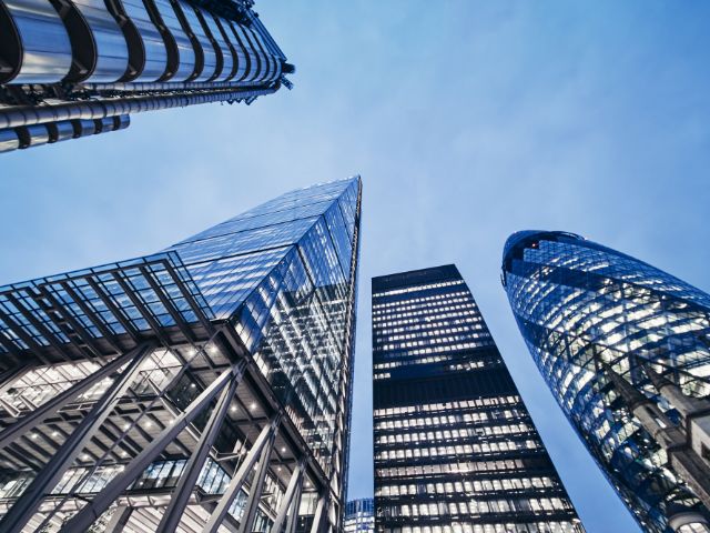 Grattacieli con vetrate visti dal basso