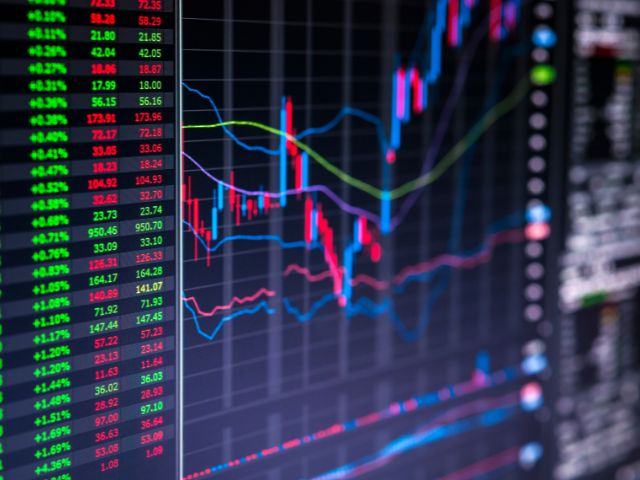 Schermo nero con grafici e dati della borsa