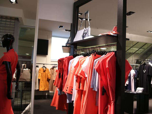 Interno di un negozio di abbigliamento