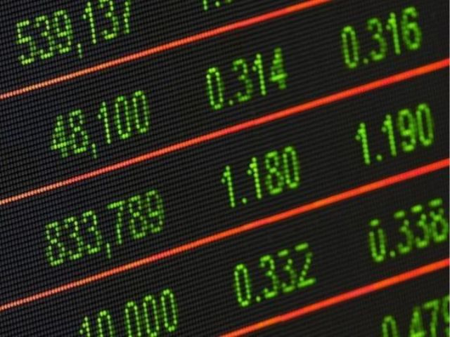 Schermo nero con dati numerici in verde