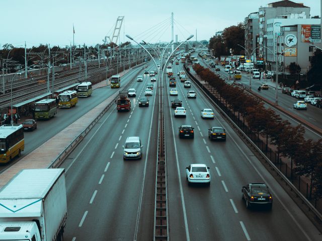 Strada a scorrimento veloce con più carreggiate