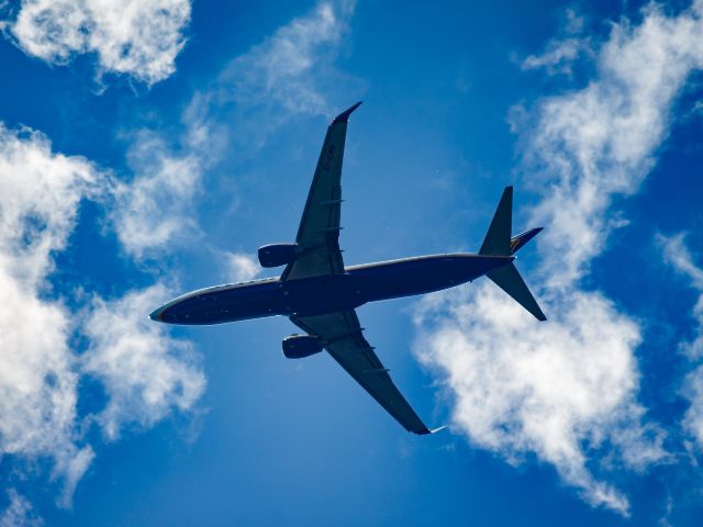 Aereo in volo visto dal basso