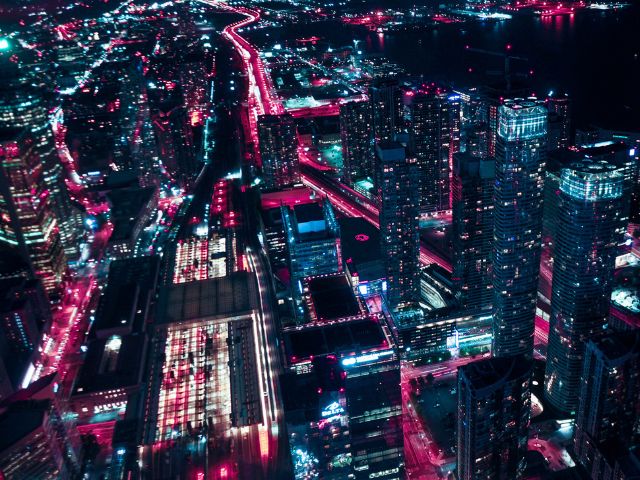 Vista di una metropoli di notte dall'alto