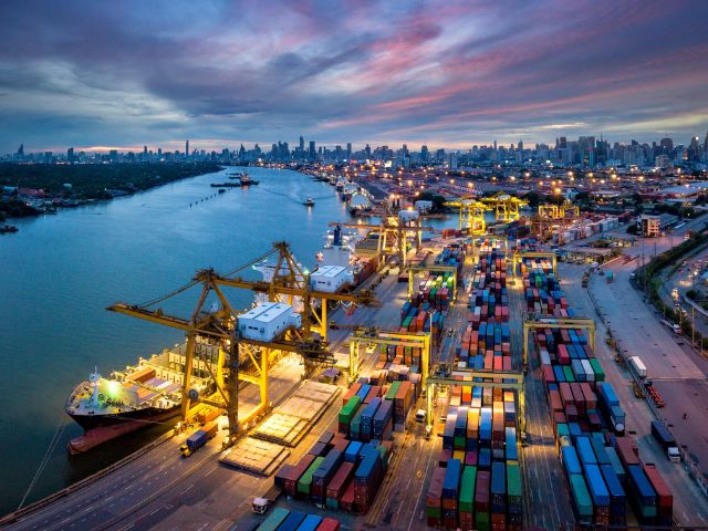 Vista di un porto commerciale di sera