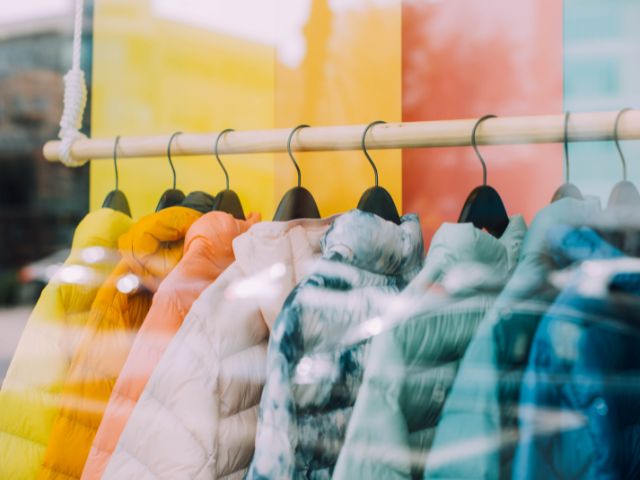 Rella con giubbotti colorati