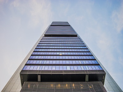 Grattacielo con vetrate visto dal basso