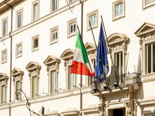 Palazzo Chigi con bandiere dell'Italia e dell'Unione Europea