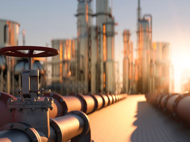 Grandi tubature esterne di un'industria petrolchimica