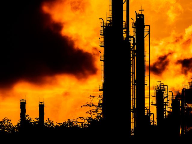 Incendio nei pressi di un impianto industriale