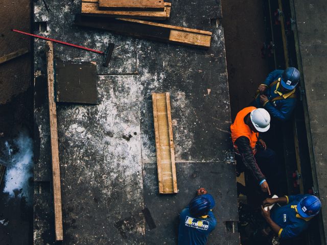 Operai a lavoro in un cantiere