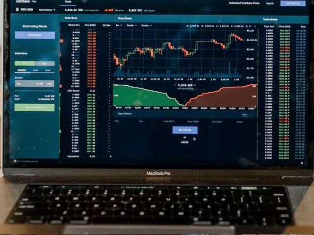 Computer con una schermata di dati e grafici