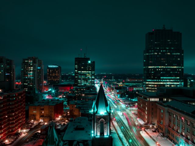 Vista di una città di notte, con palazzi e strade illuminate