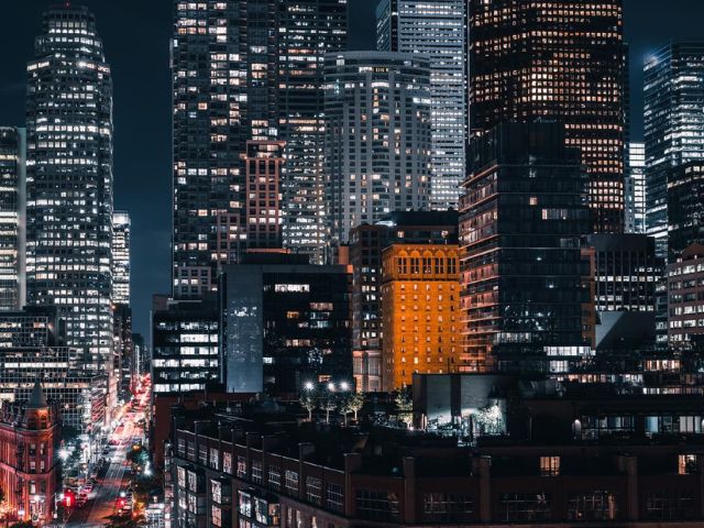 Vista di una metropoli di notte, con grattacieli illuminati