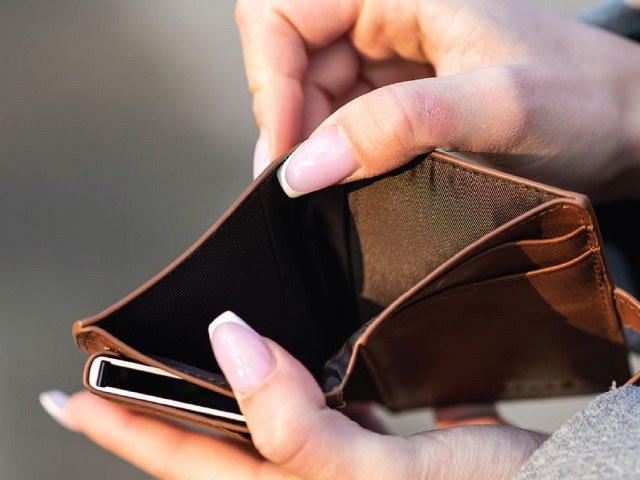 Portafoglio vuoto, tenuto da mani femminili